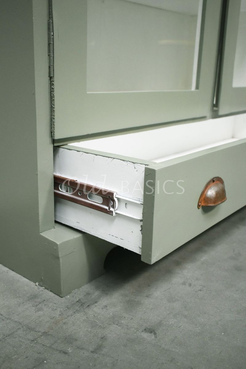 Detail van Vitrinekast, groen, materiaal hout